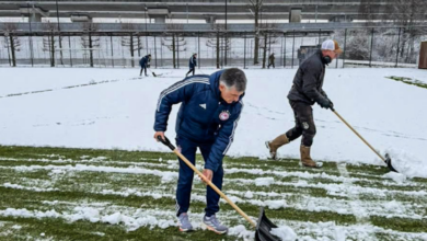 Ολυμπιακός:-Ο-Χοσέ-Λουίς-Μεντιλίμπαρ-καθαρίζει-τα-χιόνια-με-φτυάρι-στο-Άμστερνταμ-για-να-γίνει-η-προπόνηση-των-Πειραιωτών