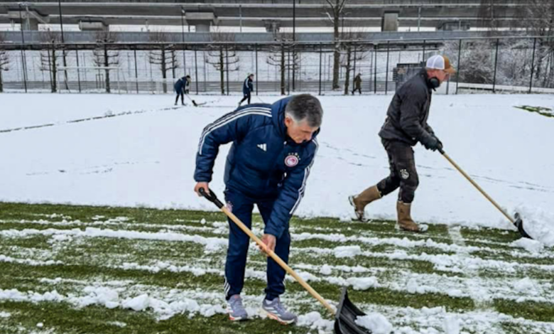 Ολυμπιακός:-Ο-Χοσέ-Λουίς-Μεντιλίμπαρ-καθαρίζει-τα-χιόνια-με-φτυάρι-στο-Άμστερνταμ-για-να-γίνει-η-προπόνηση-των-Πειραιωτών