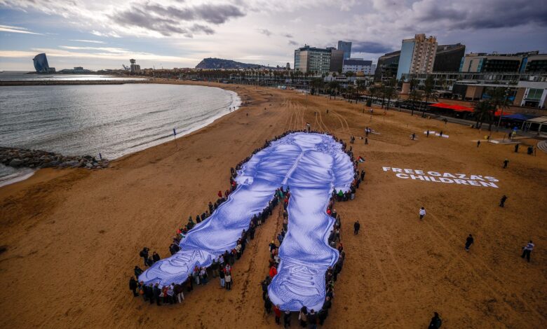 Το-πορτρέτο-της-Παλαιστίνιας-Χιντ-Ρατζάμπ-σε-παραλία-της-Βαρκελώνης