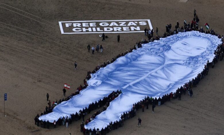 Βαρκελώνη:-Συγκλονιστικό-αντίο-στην-6χρονη-Χιντ-από-τη-Γάζα-–-Το-πορτρέτο-της-που-«σκέπασε»-την-παραλία