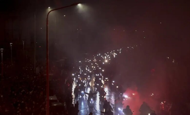 Θεσσαλονίκη:-Η-στιγμή-της-επίθεσης-σε-τηλεοπτικό-συνεργείο-την-ώρα-της-πομπής-με-τις-7-σορούς-των-φιλάθλων-του-ΠΑΟΚ