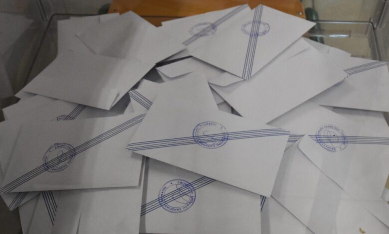 Επιστολική-ψήφος-στις-βουλευτικές-εκλογές:-Η-πρόταση-της-κυβέρνησης-για-τους-απόδημους,-τι-αλλάζει-στις-έδρες