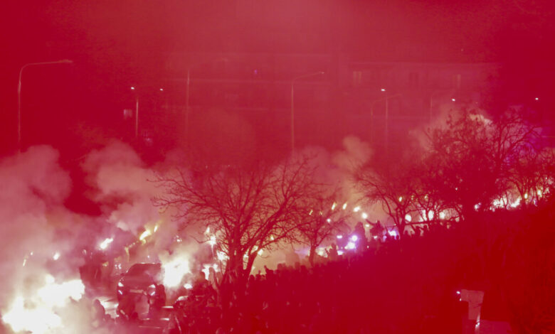 Δάκρυσε-η-Θεσσαλονίκη-για-τους-7-νεκρούς-οπαδούς-του-ΠΑΟΚ:-Σπαραγμός-στην-Τούμπα-στην-συγκινητική-τελετή-αποχαιρετισμού