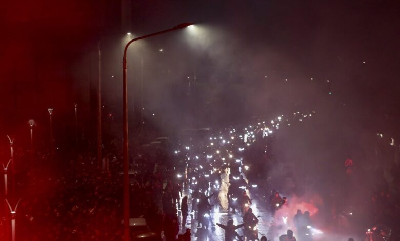 Ο-ΠΑΟΚ-αποχαιρετά-τα-7-παλικάρια-που-σκοτώθηκαν-στη-Ρουμανία:-Ρίγη-όταν-οι-σοροί-έφτασαν-στην-Τούμπα-–-Το-τρισάγιο-και-η-μεταφορά-τους-στην-πατρίδα