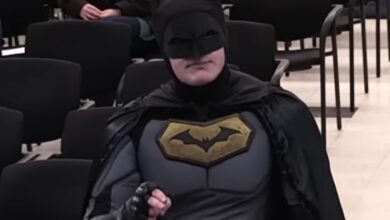 ΗΠΑ:-Άντρας-ντυμένος-Μπάτμαν-διαμαρτυρύθηκε-σε-δημοτικό-συμβούλιο-για-τη-βία-της-ice-–-«Κάντε-κάτι»
