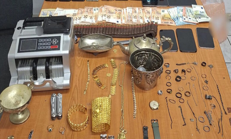 Ζεφύρι:-Έλιωναν-κλεμμένα-κοσμήματα-σε-παράνομο-χυτήριο-και-πουλούσαν-τα-μέταλλα-–-6-συλλήψεις,-φωτογραφίες