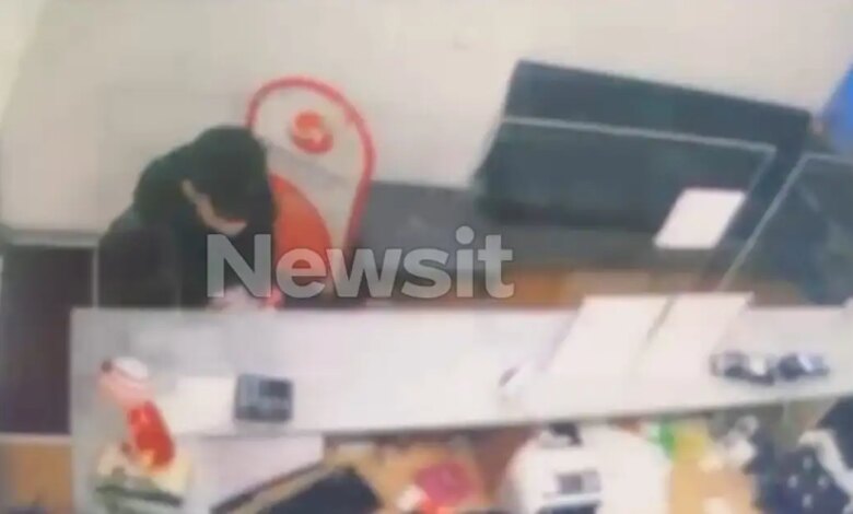 Εξαφάνιση-Λόρα:-Βίντεο-ντοκουμέντο-από-τη-στιγμή-που-η-16χρονη-αγοράζει-το-εισιτήριο-στην-Ομόνοια-για-να-φύγει-στη-Γερμανία