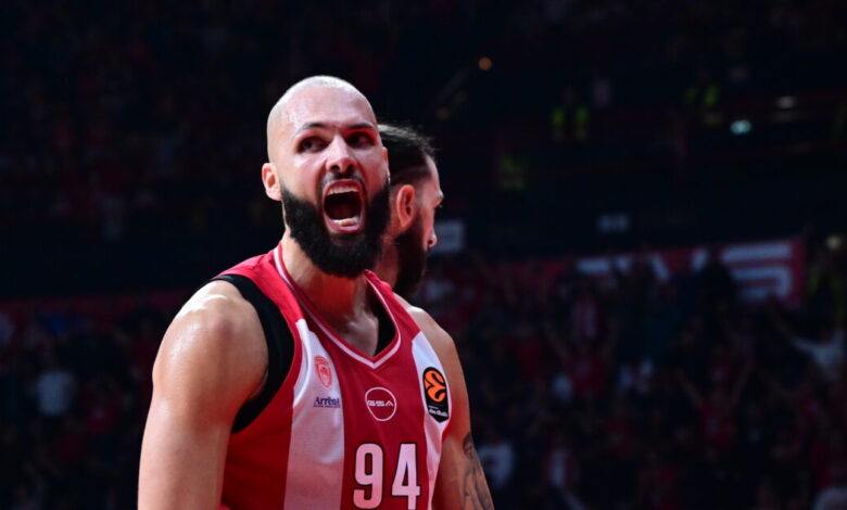 Ο-Εβάν-Φουρνιέ-του-Ολυμπιακού-ψάχνει-παϊδάκια-στον-Πειραιά