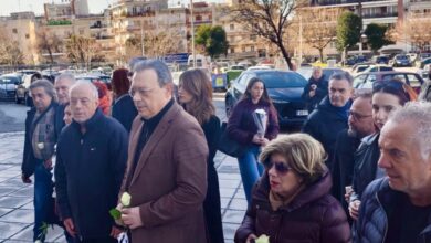 Τραγωδία-με-οπαδούς-του-ΠΑΟΚ:-Ο-Σωκράτης-Φάμελλος-στην-Τούμπα-με-ένα-λευκό-τριαντάφυλλο