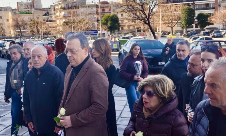 Τραγωδία-με-οπαδούς-του-ΠΑΟΚ:-Ο-Σωκράτης-Φάμελλος-στην-Τούμπα-με-ένα-λευκό-τριαντάφυλλο