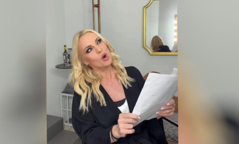 Η-Πέγκυ-Ζήνα-«μεταμορφώθηκε»-σε-Αμαλία-από-το-«Παρά-Πέντε»-και-τραγούδησε-το-«Ματώνω»-–-Δείτε-βίντεο