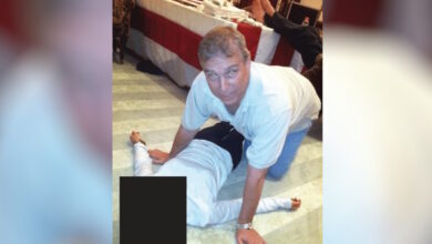 Τζέφρι-Επστάιν:-Νέες-φωτογραφίες-δείχνουν-τον-πρίγκιπα-Άντριου-πάνω-από-γυναίκα-που-είναι-ξαπλωμένη-στο-πάτωμα