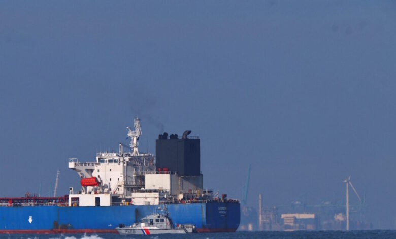 Γαλλία:-Επιστρέφει-στις-θάλλασες-τάνκερ-που-συνδέεται-με-τον-ρωσικό-«σκιώδη»-στόλο-–-«Θα-αλλάξω-το-νόμο»-είπε-ο-Μακρόν-σε-Ζελένσκι