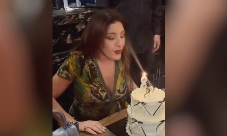 h-Έλενα-Παπαρίζου-έγινε-44-και-έσβησε-κεράκι-με-το-8-στην-τούρτα-της-–-Δείτε-βίντεο