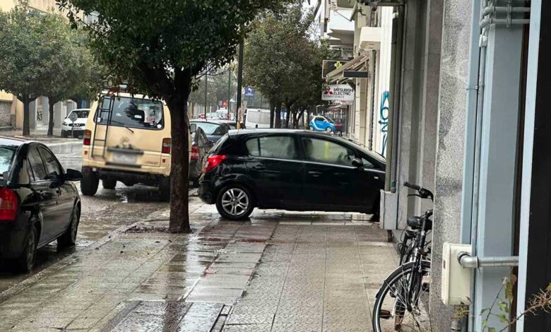 Βροχή,-πεζοί…-και-ένα-ΙΧ-στο-πεζοδρόμιο