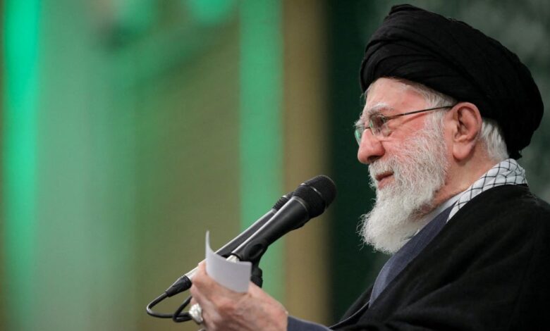 Ιράν:-«Μια-αμερικανική-επίθεση-θα-πυροδοτούσε-περιφερειακό-πόλεμο»-προειδοποιεί-ο-Αλί-Χαμενεΐ