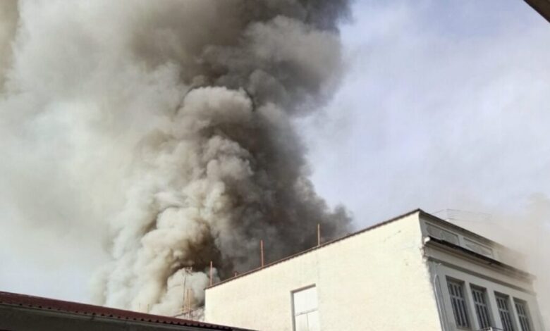 Αγρίνιο:-Μεγάλη-φωτιά-σε-αποθήκη-παπουτσιών-–-Γέμισε-το-κέντρο-της-πόλης-με-πυκνούς-καπνούς