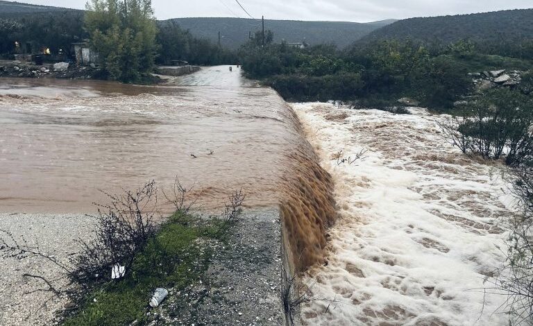 Σε-επιφυλακή-η-ΠΕ.-Τρικάλων-για-την-κακοκαιρία-–-υπερχείλισαν-χείμαροι-και-έκλεισαν-δρόμοι
