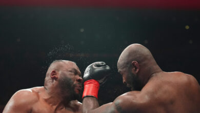 Απίθανο-σκηνικό-σε-αγώνα-πυγμαχίας:-Αθλητής-δέχθηκε-μπουνιά-και-του-έφυγε-η-περούκα