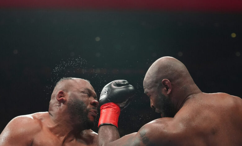 Απίθανο-σκηνικό-σε-αγώνα-πυγμαχίας:-Αθλητής-δέχθηκε-μπουνιά-και-του-έφυγε-η-περούκα