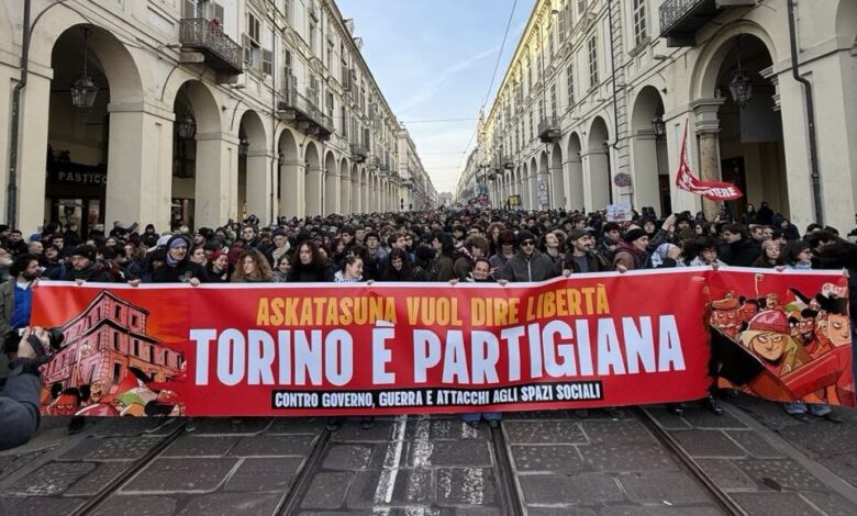 Βίαιες-συγκρούσεις-στη-διαδήλωση-για-το-κοινωνικό-κέντρο-askatasuna-στο-Τορίνο
