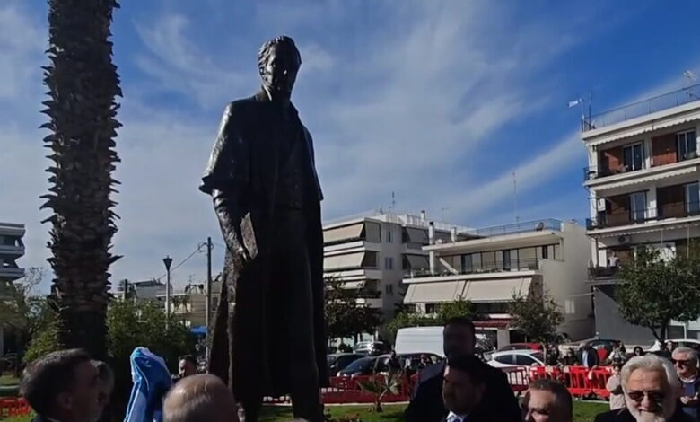 Ελληνικό:-Άγαλμα-του-Καποδίστρια-τοποθετήθηκε-στην-πλατεία-του-Δημαρχείου-–-Δείτε-τα-αποκαλυπτήρια