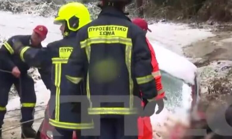Αγωνιώδης-επιχείρηση-διάσωσης-στον-Χορτιάτη:-Το-αυτοκίνητο-που-οδηγούσε-ηλικιωμένος-κρεμόταν-από-γκρεμό-δίπλα-σε-ρέμα