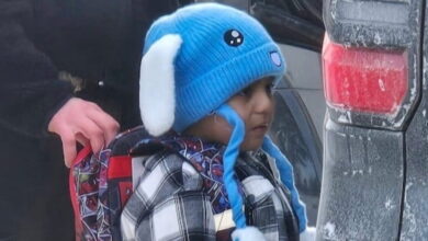 Μινεσότα:-Επέστρεψε-σπίτι-του-το-5χρονο-αγόρι-με-τον-μπλε-σκούφο,-που-συνελήφθη-από-την-ice-στη-Μινεάπολη