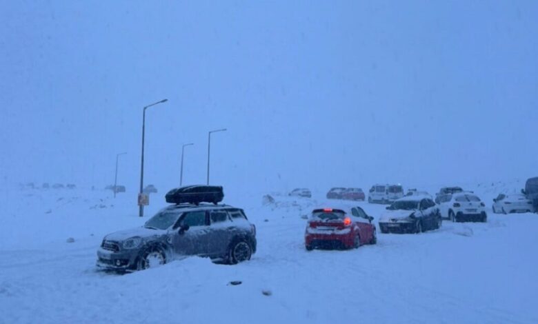 Δράμα:-Απεγκλωβίστηκαν-όλοι-οι-επισκέπτες-από-το-χιονοδρομικό-κέντρο-Φαλακρού-–-«Κόλλησαν»-οχήματα-χωρίς-αντιολισθητικές-αλυσίδες