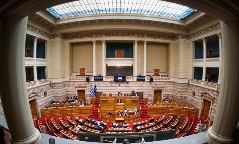 Αντίστροφη-μέτρηση-για-τη-Συνταγματική-Αναθεώρηση:-Οι-αλλαγές-για-υπουργούς,-ΑΕΙ,-Δημόσιο-και-το-«στοίχημα»-της-συναίνεσης