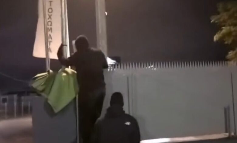 Ο-Ρουβίκωνας-επιτέθηκε-με-βαριοπούλες-στα-γραφεία-της-Βιολάντα-στις-Αχαρνές-–-Δείτε-βίντεο