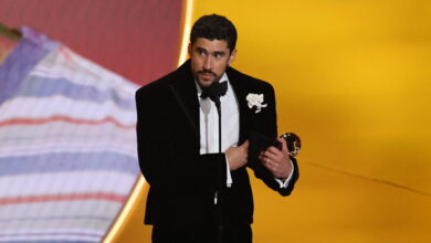 Το-ηχηρό-μήνυμα-του-bad-bunny-στα-grammy:-«Έξω-ο-ice,-είμαστε-άνθρωποι,-δεν-είμαστε-ζώα»
