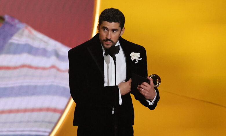 Το-ηχηρό-μήνυμα-του-bad-bunny-στα-grammy:-«Έξω-ο-ice,-είμαστε-άνθρωποι,-δεν-είμαστε-ζώα»
