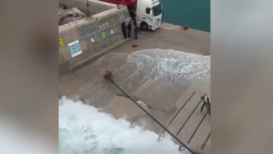 Κακοκαιρία:-Πλοίο-έδωσε-μάχη-με-τα-μανισμένα-κύματα-για-να-δέσει-στο-λιμάνι-της-Καρπάθου-–-Δείτε-βίντεο