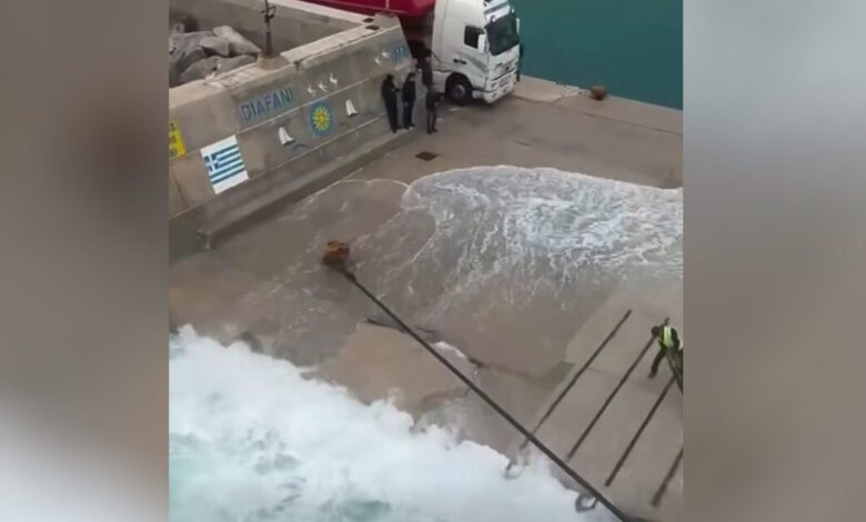 Κακοκαιρία:-Πλοίο-έδωσε-μάχη-με-τα-μανισμένα-κύματα-για-να-δέσει-στο-λιμάνι-της-Καρπάθου-–-Δείτε-βίντεο