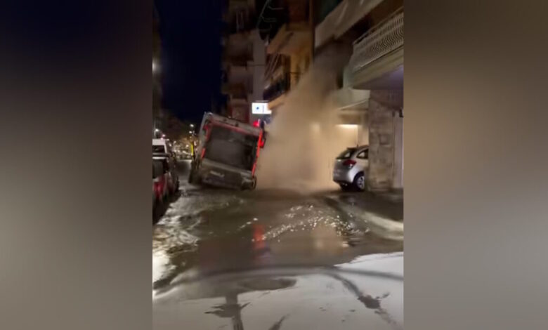 Ξάνθη:-Απορριμματοφόρο-έπεσε-σε-λακκούβα,-έσπασε-αγωγό-νερού-και-πλημμύρισε-διπλανή-πολυκατοικία