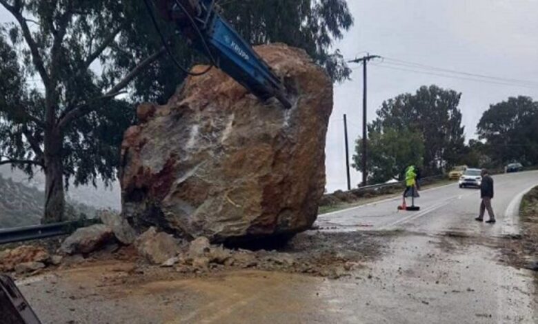 Χίος:-Μάχη-για-να-απομακρυνθεί-ο-τεράστιος-βράχος-που-έπεσε-–-Προσπαθούν-να-τον-σπάσουν-για-να-τον-μεταφέρουν