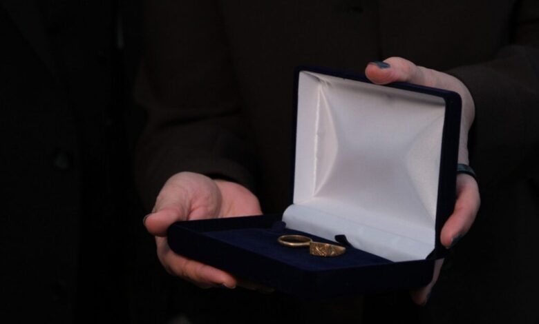 Θεσσαλονίκη:-Κειμήλια-νεκρού-σε-στρατόπεδο-συγκέντρωσης-παραδόθηκαν-στον-83χρονο-γιο-του,-που-δεν-γνώρισε-ποτέ-τον-πατέρα-του