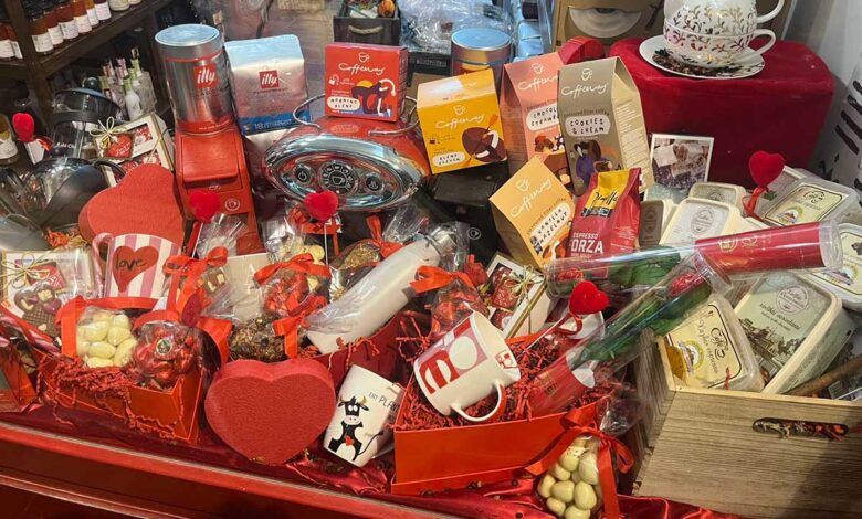 Η-βιτρίνα-του-coffeeway-στα-Τρίκαλα…-μυρίζει-αγάπη