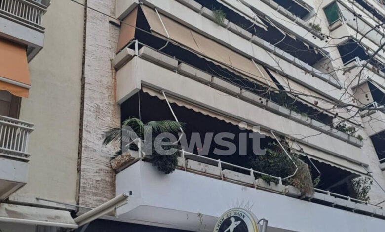 Παλιό-Φάληρο:-Σοβάδες-έπεσαν-για-τρίτη-φορά-από-πολυκατοικία-στο-πεζοδρόμιο-κεντρικού-δρόμου