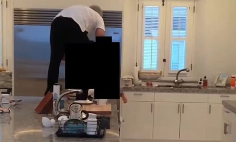 Βίντεο-με-τον-Τζέφρι-Επστάιν-με-φόρμα-και-παντόφλες-να-κυνηγάει-νεαρά-κορίτσια-στην-κουζίνα-του-στο-ιδιωτικό-του-νησί