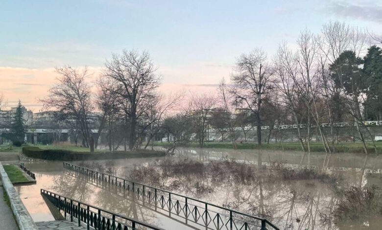 Λάρισα:-«Φούσκωσε»-ο-Πηνειός,-κλειστές-οι-προσβάσεις-–-Στα-4,7-μ.-η-στάθμη-του