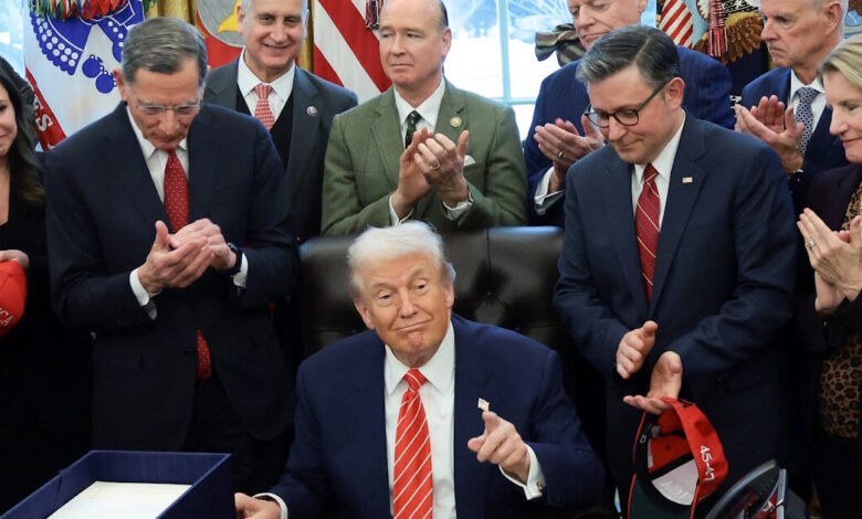 Ο-Τραμπ-τερμάτισε-το-shutdown:-Υπέγραψε-το-νομοσχέδιο-που-βάζει-τέλος-στη-δημοσιονομική-παράλυση