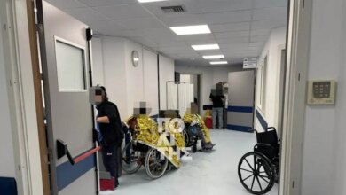 Χίος:-Τεράστια-κινητοποίηση-στο-νοσοκομείο-μετά-την-αιματηρή-συμπλοκή-–-«Ετοιμάζονται-για-χειρουργείο-οι-τραυματίες»-λέει-ο-δήμαρχος