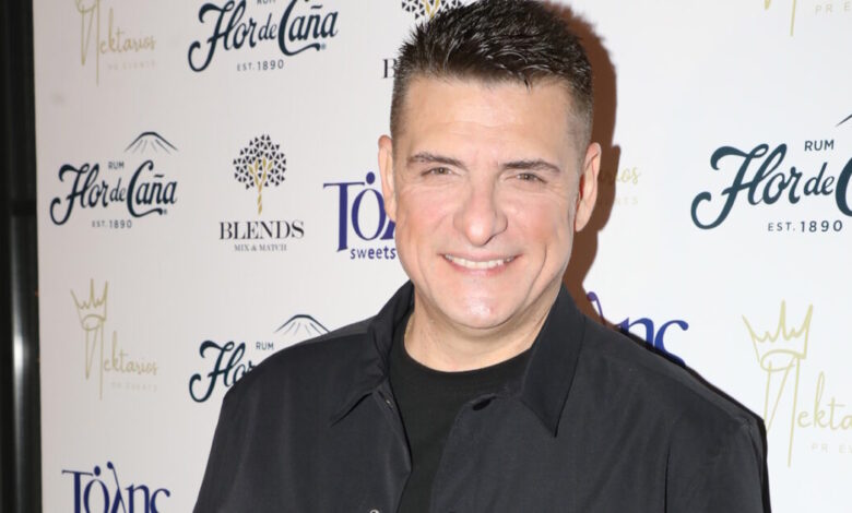 Χρίστος-Αντωνιάδης-για-«Δύο-ξένους»:-Ευχαριστώ-την-τύχη-που-μου-έφερε-αυτή-την-ευκαιρία