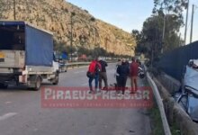 Σοκαριστικό-τροχαίο-στο-Σχιστό:-Αυτοκίνητο-σφηνώθηκε-σε-χαντάκι-δίπλα-σε-κιγκλιδώματα