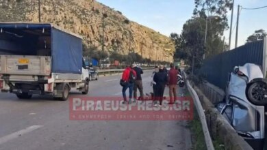 Σοκαριστικό-τροχαίο-στο-Σχιστό:-Αυτοκίνητο-σφηνώθηκε-σε-χαντάκι-δίπλα-σε-κιγκλιδώματα