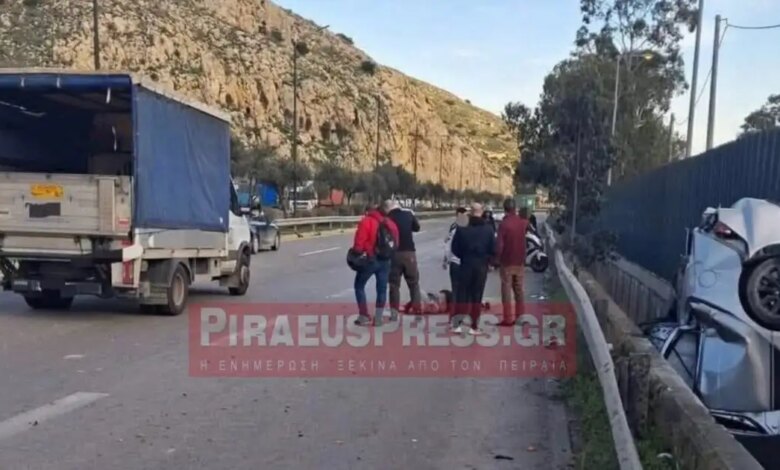 Σοκαριστικό-τροχαίο-στο-Σχιστό:-Αυτοκίνητο-σφηνώθηκε-σε-χαντάκι-δίπλα-σε-κιγκλιδώματα