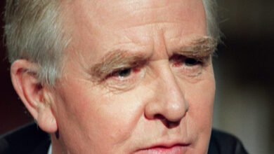 Ο-πατέρας-του-Τζον-Λε-Καρέ-ενέπνευσε-τον-«κακό»-στο-«the-night-manager»-αποκαλύπτει-ο-γιος-του-διάσημου-συγγραφέα