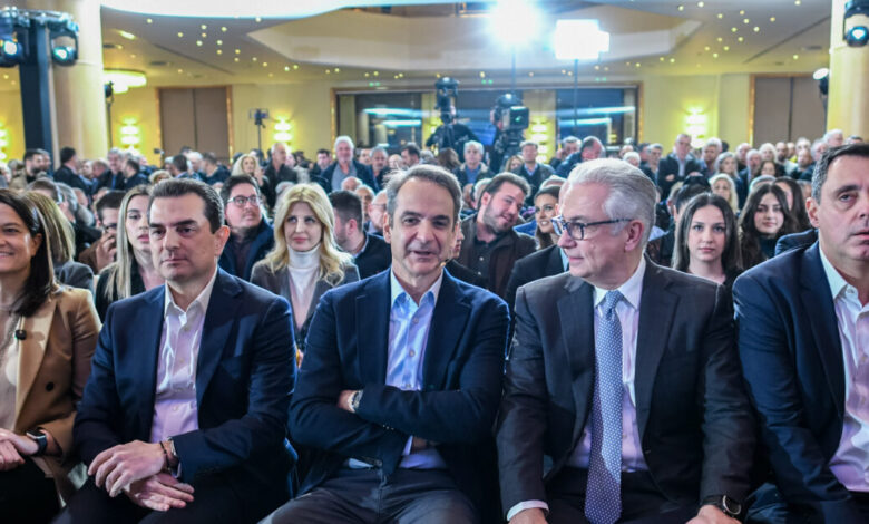 ΝΔ:-Με-ενός-λεπτού-σιγή-για-την-τραγωδία-στη-Χίο-ξεκίνησε-ο-προσυνεδριακός-διάλογος-στα-Ιωάννινα,-παρουσία-Μητσοτάκη